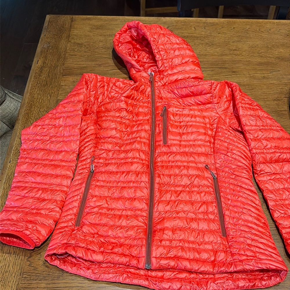 PATAGONIA women’s size medium EUC packable down hooded jacket. Bright red